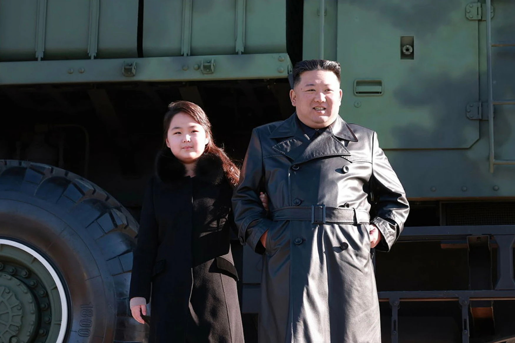 Diese von der staatlichen nordkoreanischen Nachrichtenagentur KCNA am 14. April 2023 zur Verfügung gestellte Aufnahme soll Kim Jong-un (rechts) und seine Tochter zeigen.