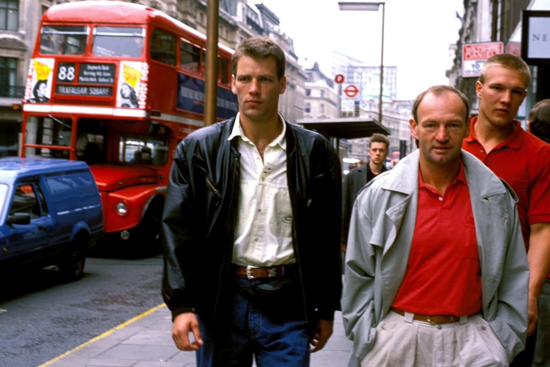 Henry Maske (l.) und Axel Schulz (r.) mit ihrem Trainer Manfred Wolke in London im Jahr 1990.