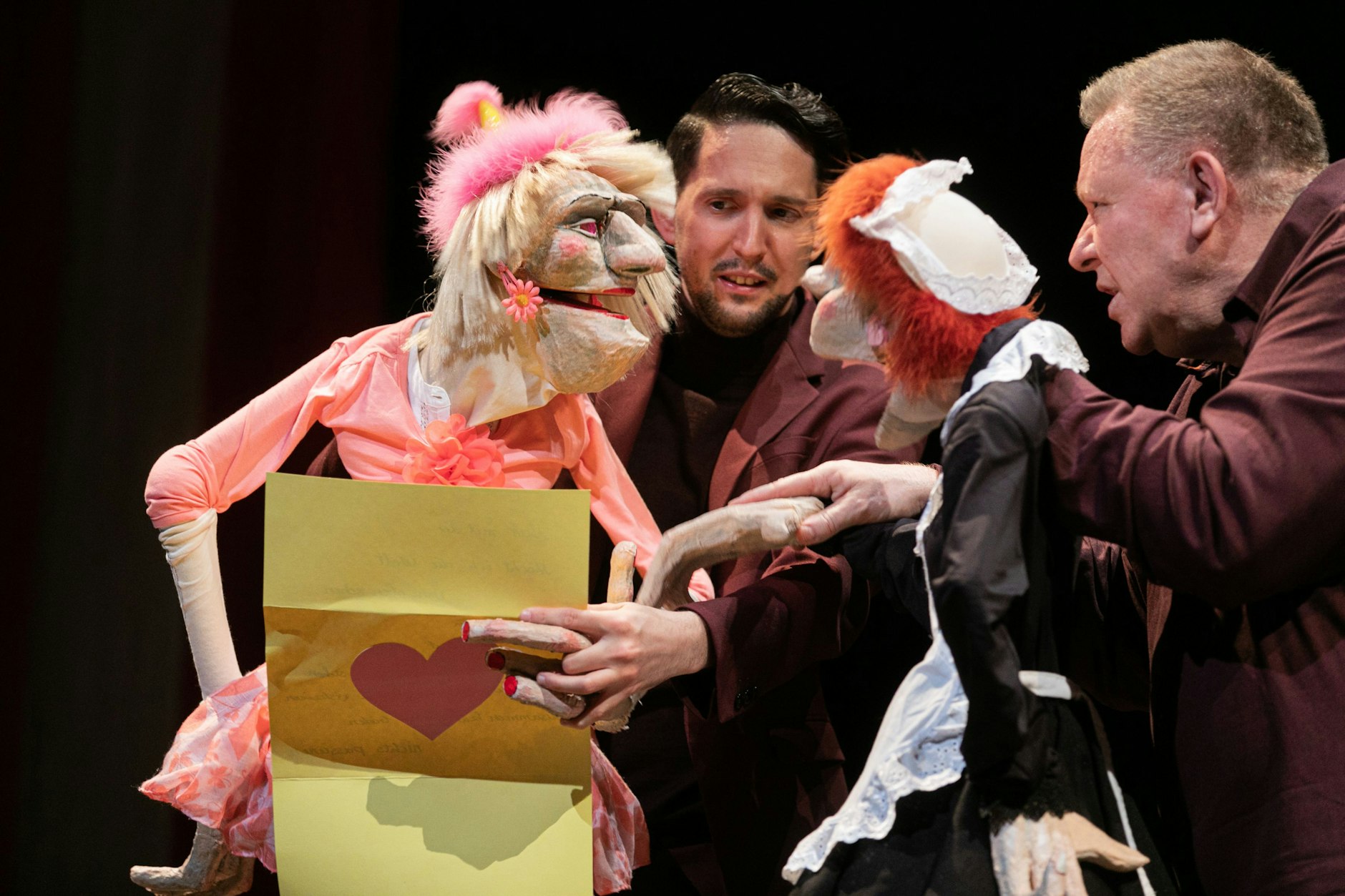 Nikolaus Habjan (l.) und Neville Tranter mit den Puppen von Maria und Juliette.