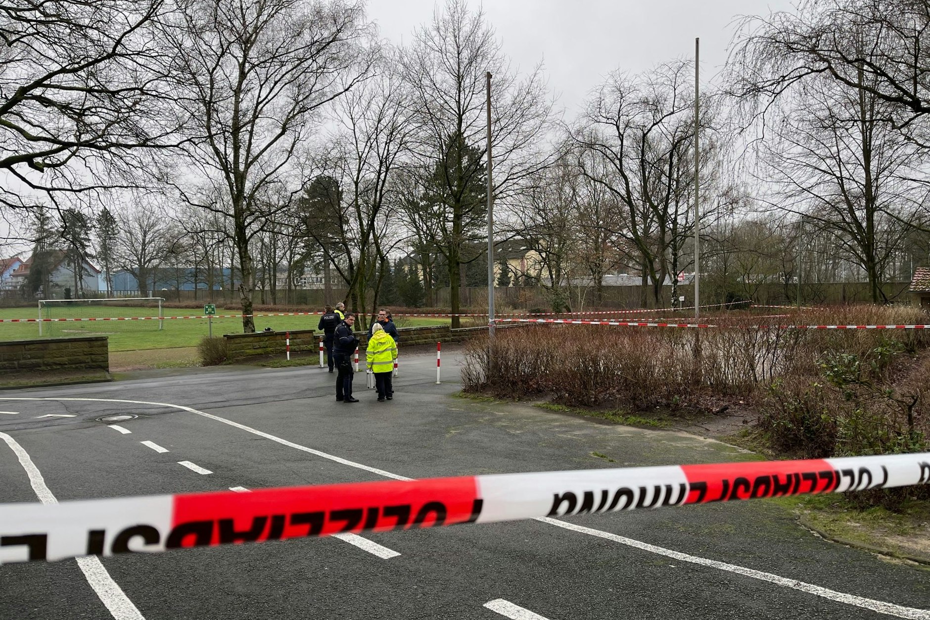 Eine Polizeiabsperrung am Fundort des Neugeborenen an einem Schulgelände.