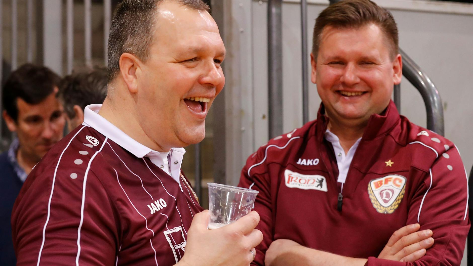 Jörn Lenz (l.), Abwehrrecke von einst und aktuell Teammanager des BFC Dynamo, und Denis Koslov sind der Beweis dafür, dass es in Cottbus nicht nur bierernst zuging.