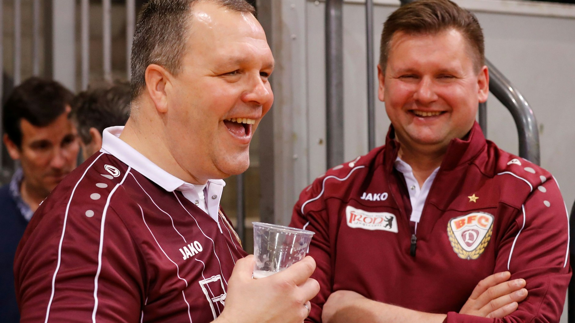 Jörn Lenz (l.), Abwehrrecke von einst und aktuell Teammanager des BFC Dynamo, und Denis Koslov sind der Beweis dafür, dass es in Cottbus nicht nur bierernst zuging.