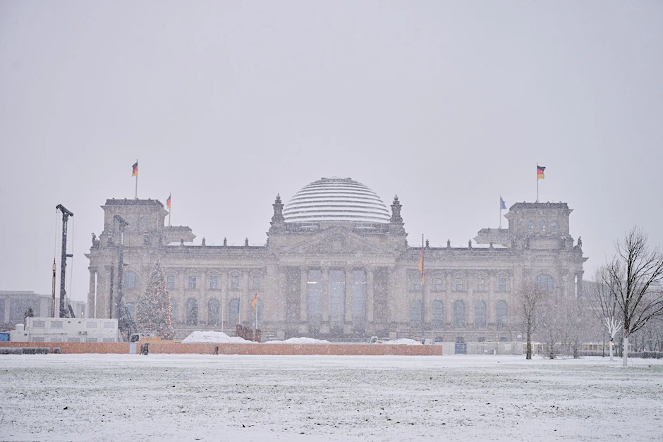 Das Reichstagsgebäude ist mit Schnee bedeckt.  