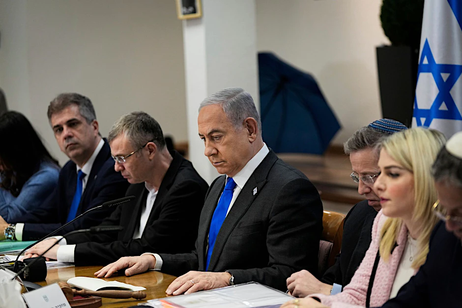 Ministerpräsident Benjamin Netanjahu (M) leitet eine Kabinettssitzung (Archivbild). 
            Netanjahu hat nach Medienangaben eine Sitzung vertagt, bei der heftiger Streit ausgebrochen sein soll.  