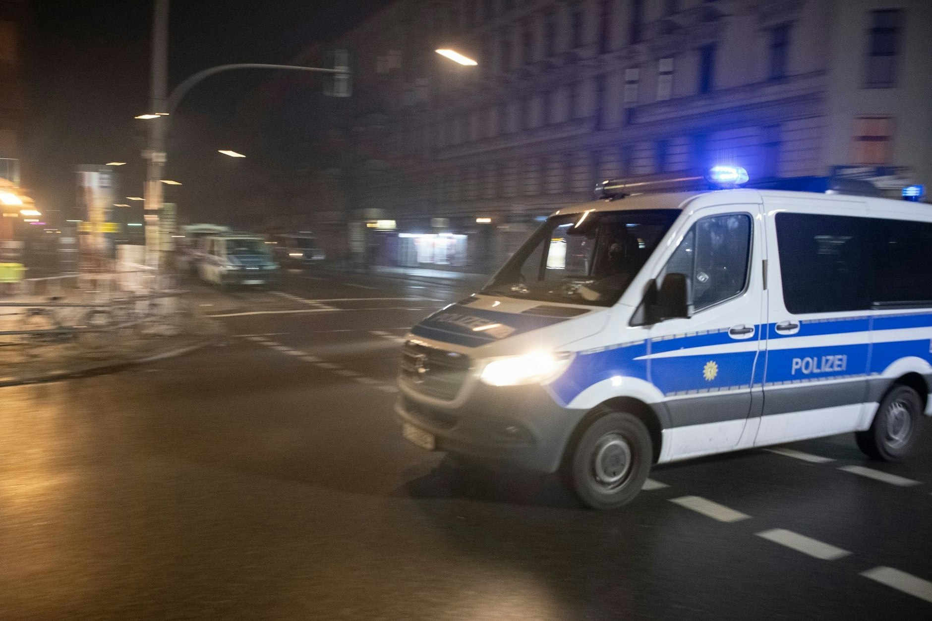 Ein Einsatzfahrzeug der Polizei fährt durch Berlin.