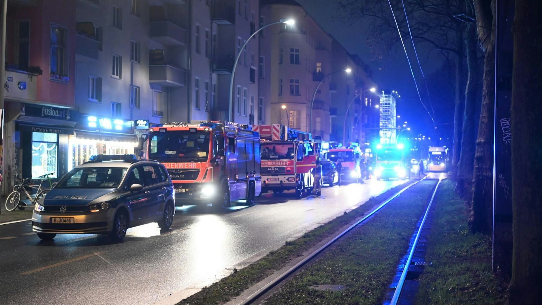 Feuerwehreinsatz in der Warschauer Straße am Freitagabend. Dort hatte es in einem Hinterhaus gebrannt.