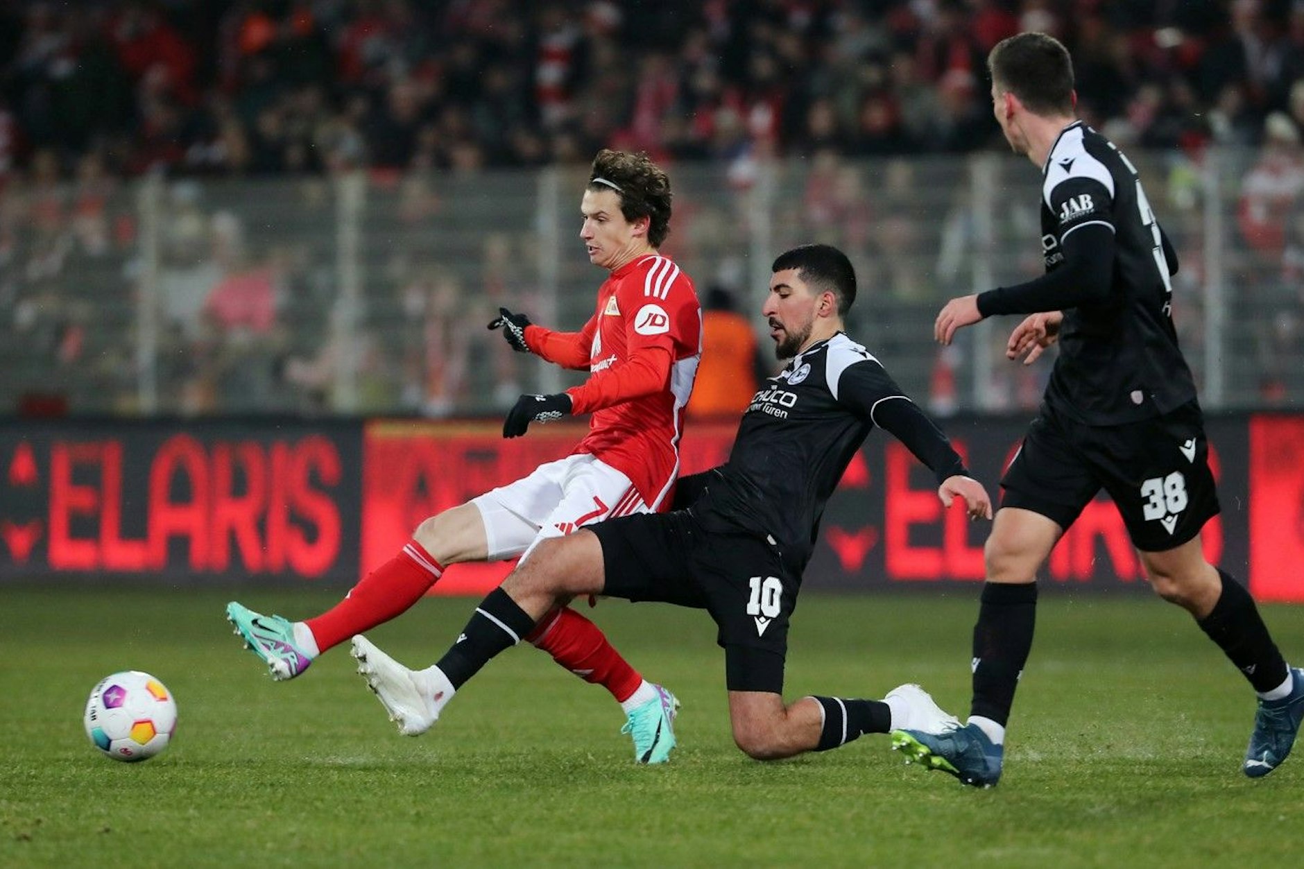 Brenden Aaronson (li., hier im Zweikampf mit Nassim Boujellab) brachte den 1. FC Union Berlin beim Sieg gegen Bielefeld in Führung.