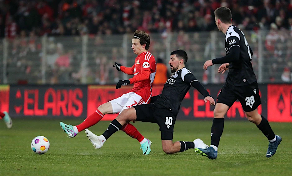 Brenden Aaronson (li., hier im Zweikampf mit Nassim Boujellab) brachte den 1. FC Union Berlin beim Sieg gegen Bielefeld in Führung.