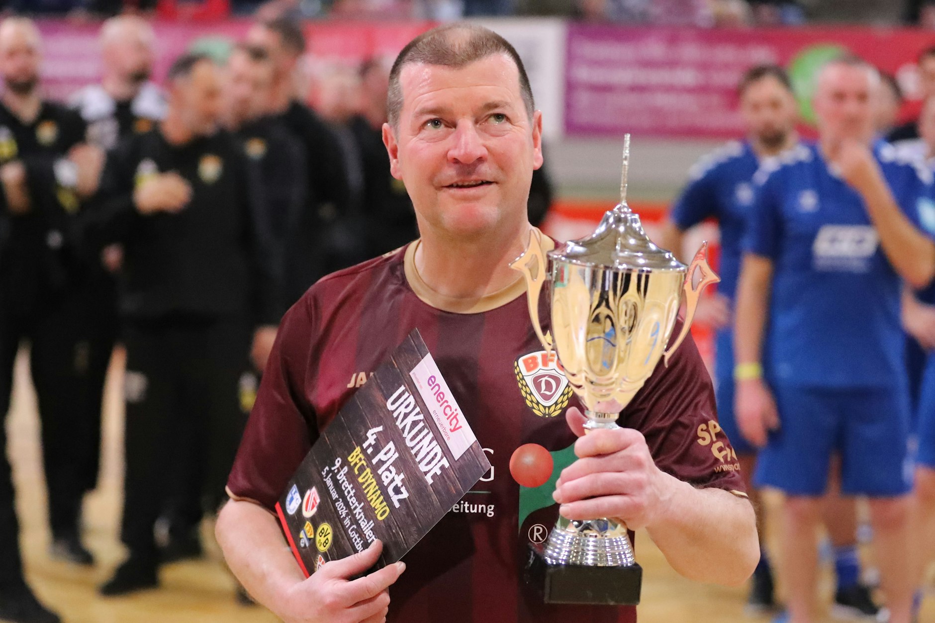 Die Haare sind weniger, die Lust am Fußball ist ungebrochen: Jens-Uwe Zöphel vom BFC Dynamo mit Pokal und Urkunde für Platz 4.