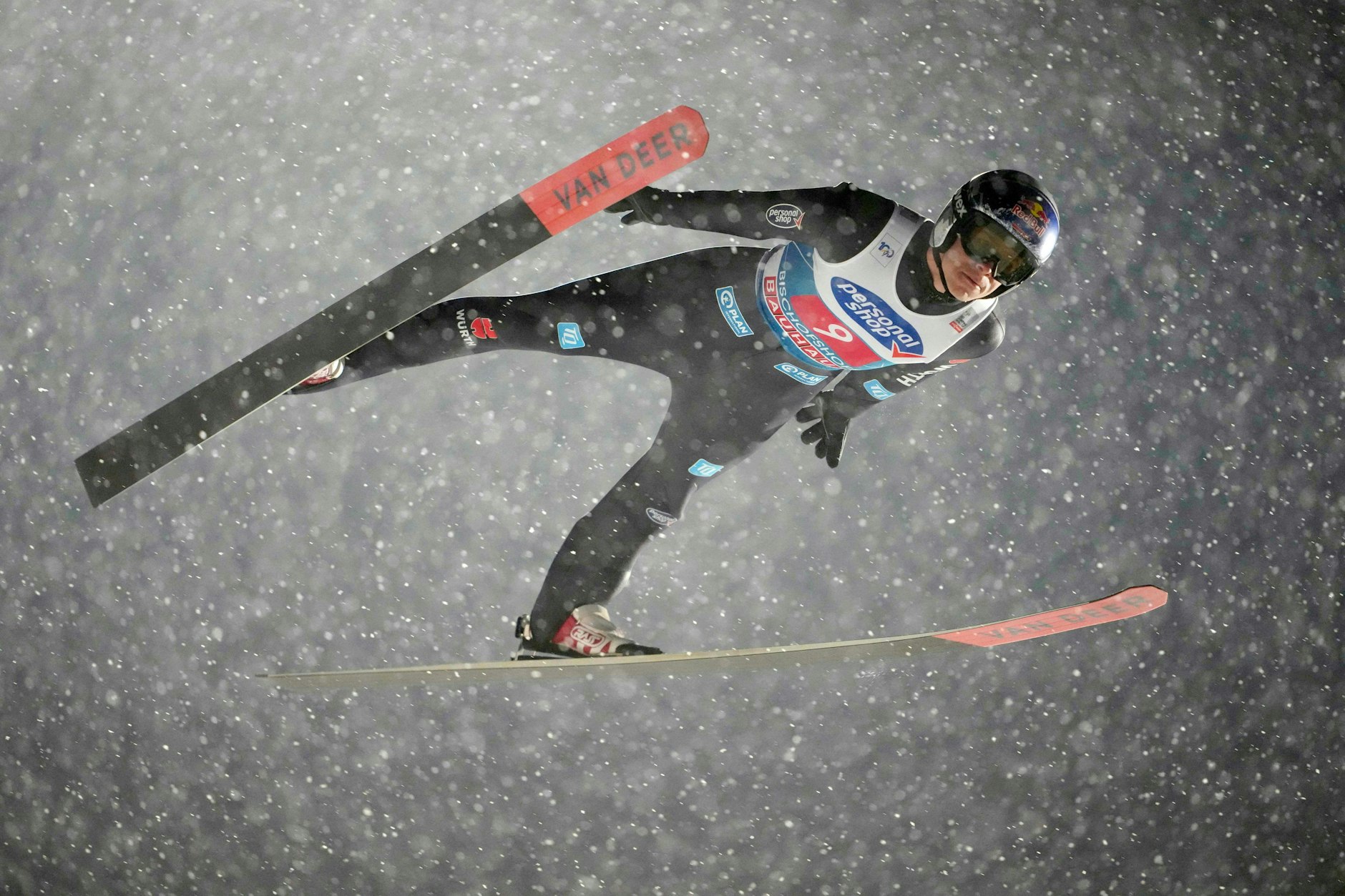 Im dichten Schneetreiben verlor Andreas Wellinger im ersten Durchgang weitere Meter.