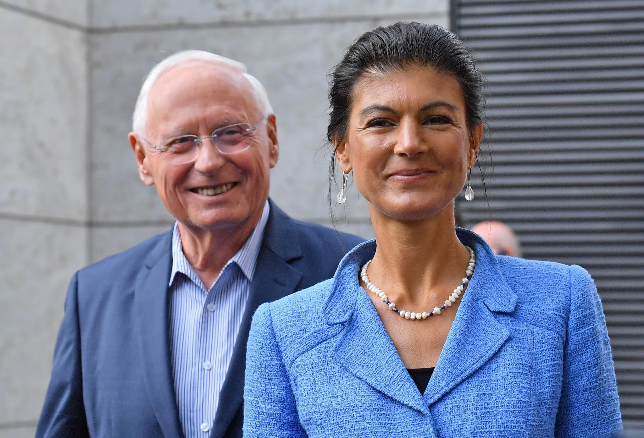 ARCHIV - Sahra Wagenknecht, damals nordrhein-westfälische Spitzenkandidatin der Linken für den Bundestag, und ihr Ehemann und Politiker Oskar Lafontaine: Ihre Beziehung wird 2011 öffentlich gemacht.  a
