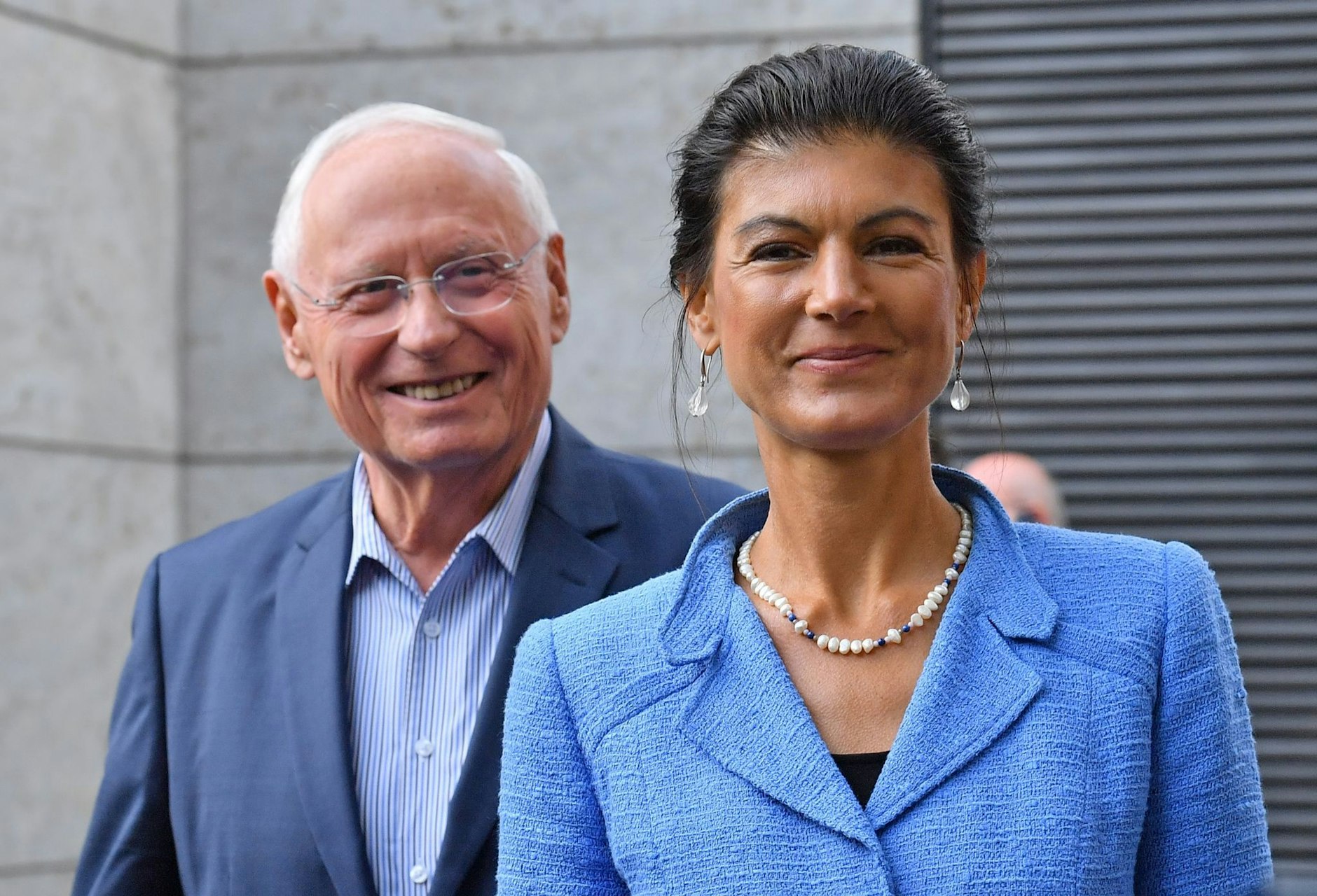 ARCHIV - Sahra Wagenknecht, damals nordrhein-westfälische Spitzenkandidatin der Linken für den Bundestag, und ihr Ehemann und Politiker Oskar Lafontaine: Ihre Beziehung wird 2011 öffentlich gemacht. a