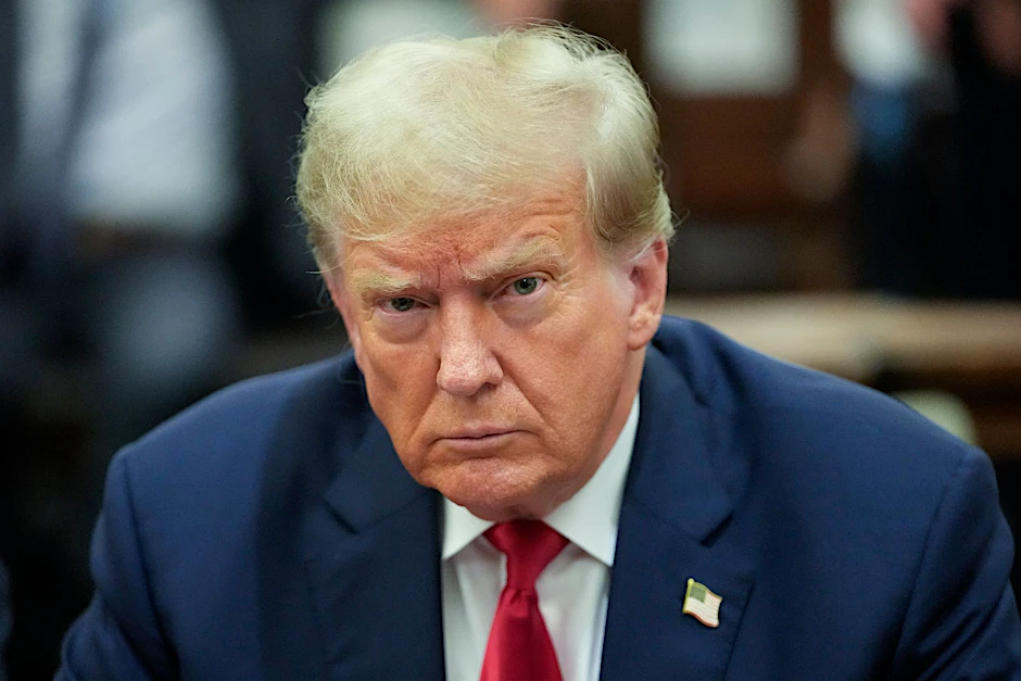 ARCHIV - Donald Trump, ehemaliger Präsident der USA, sitzt im Gerichtssaal vom New York Supreme Court.  