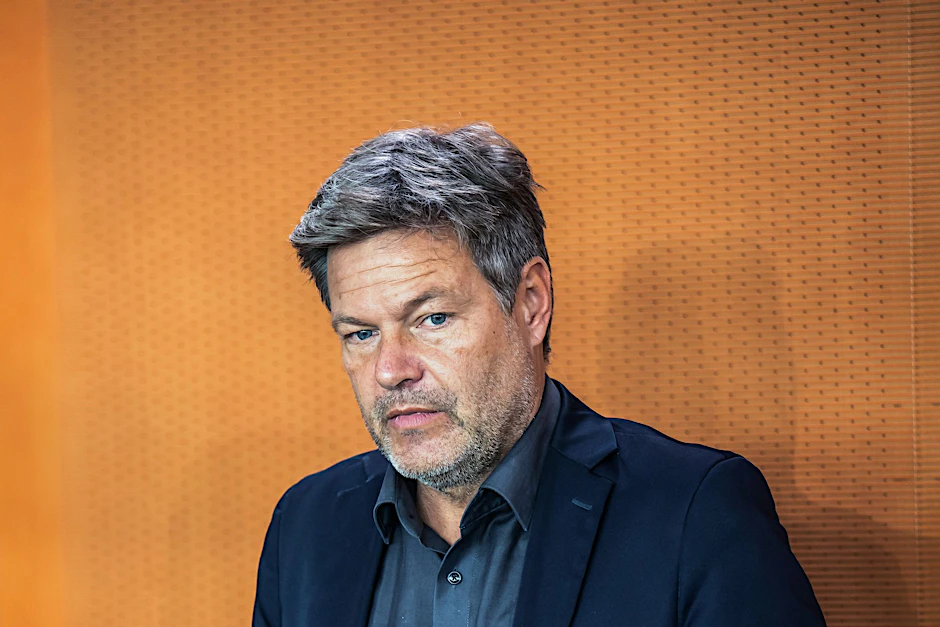 ARCHIV - Demonstranten haben Vizekanzler Robert Habeck in Schleswig-Holstein am Verlassen einer Fähre gehindert.  