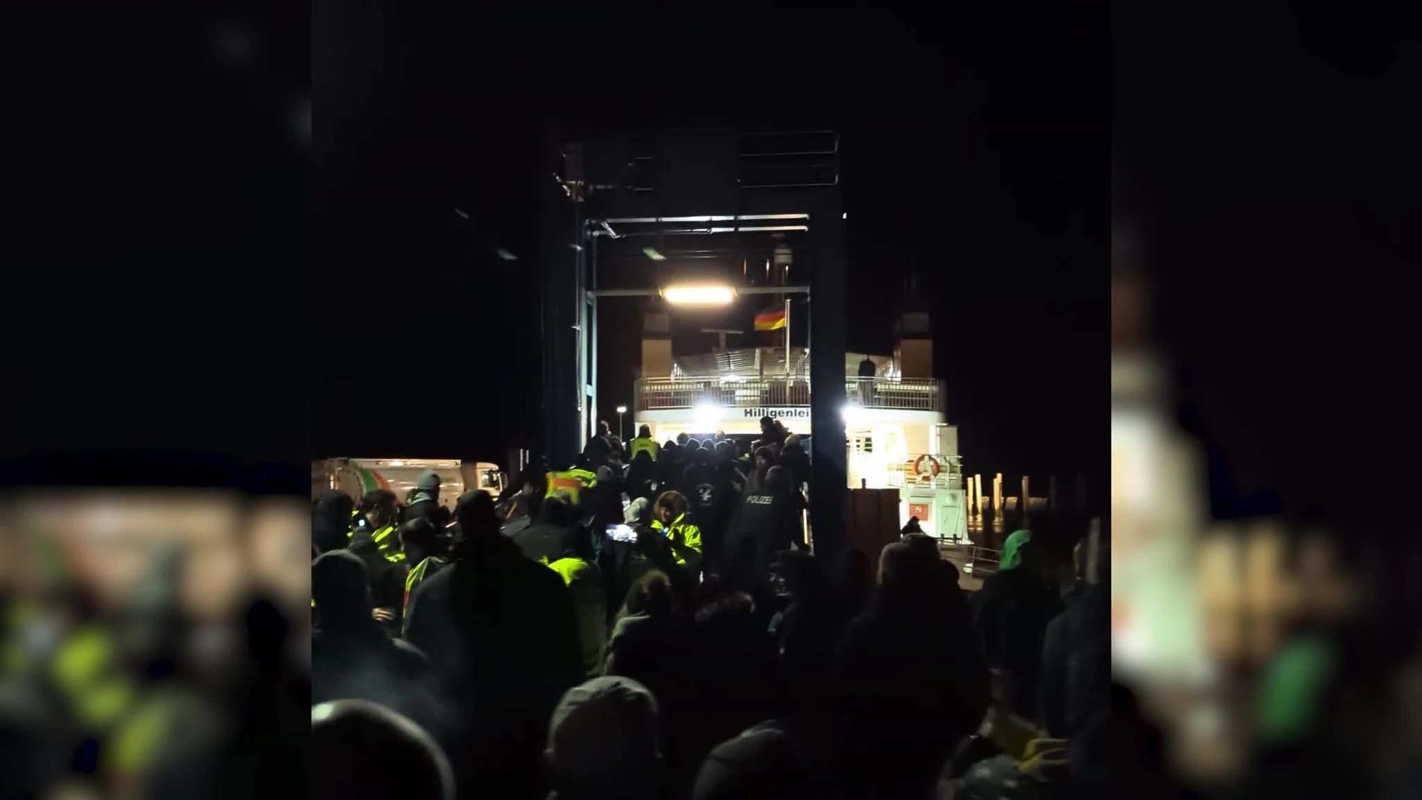 SCREENSHOT - Mehr als hundert Demonstranten hinderten Vizekanzler Robert Habeck am Verlassen einer Fähre.  