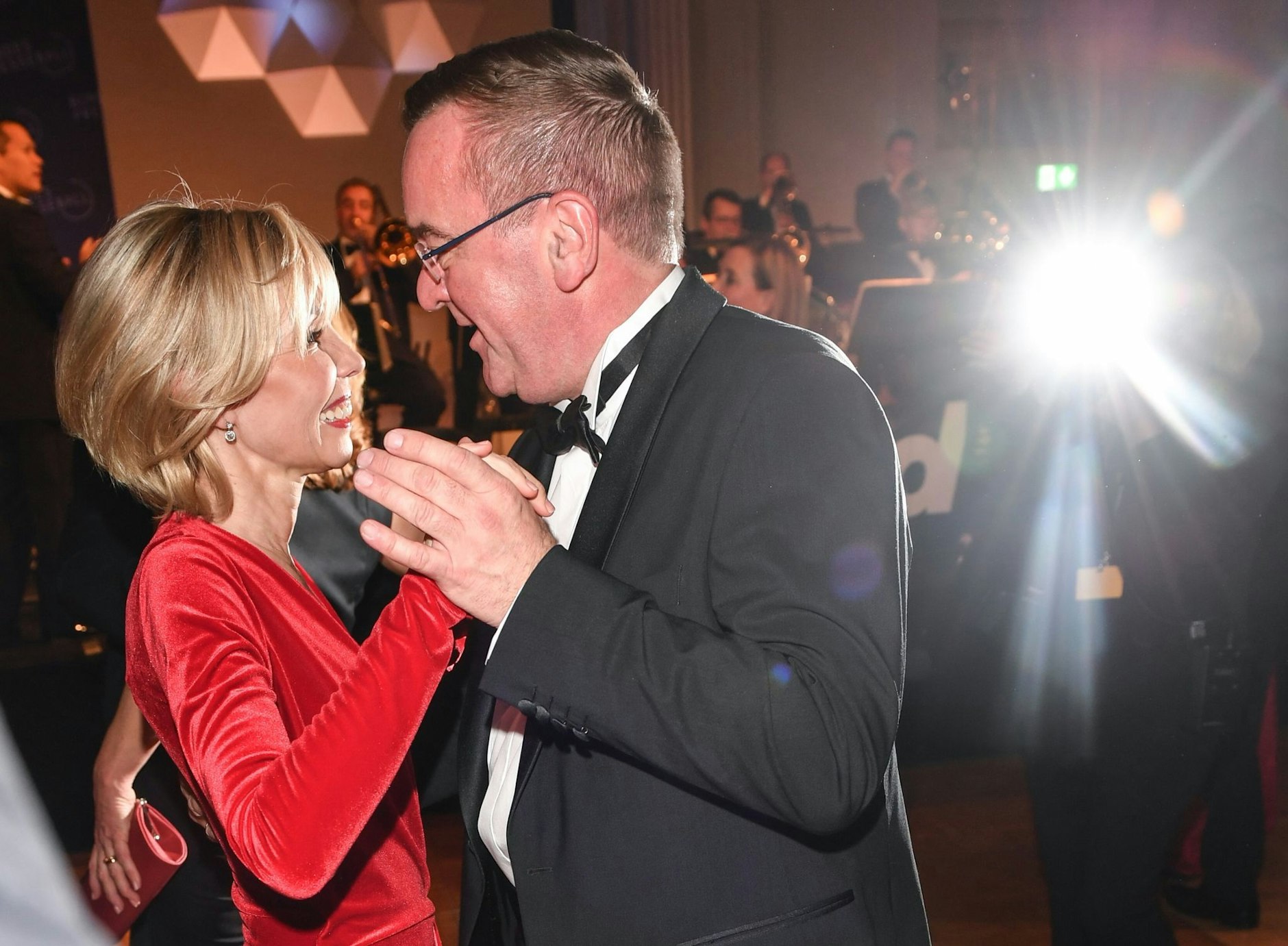 ARCHIV - Boris Pistorius (SPD), damals Innenminister von Niedersachsen, und Doris Schröder-Köpf, Landtagsabgeordnete in Niedersachsen, tanzen 2018 im Hotel Adlon.  