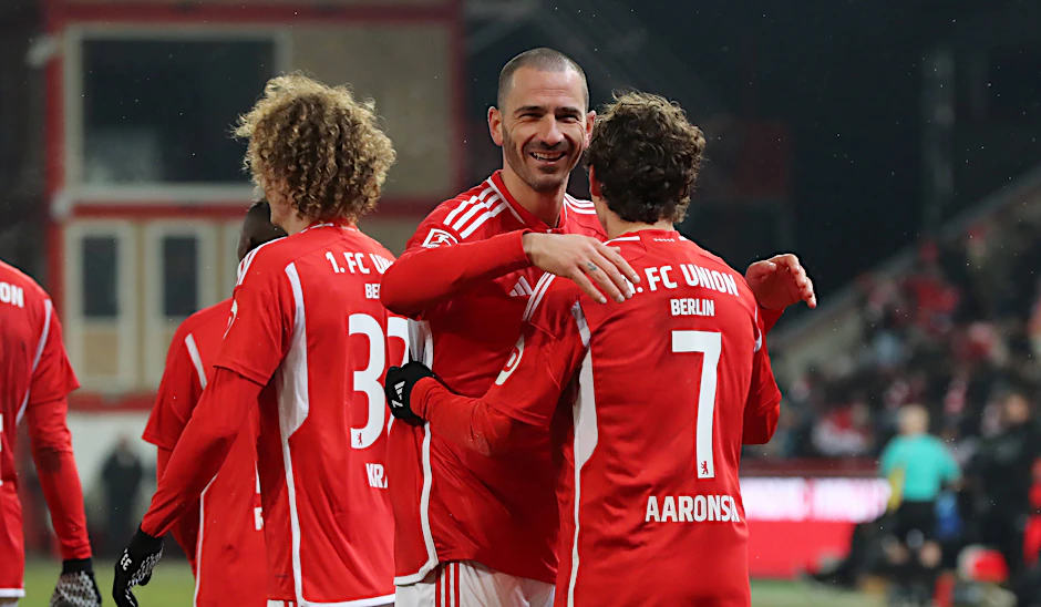 Brenden Aaronson jubelt nach dem 1:0 mit Leonardo Bonucci.