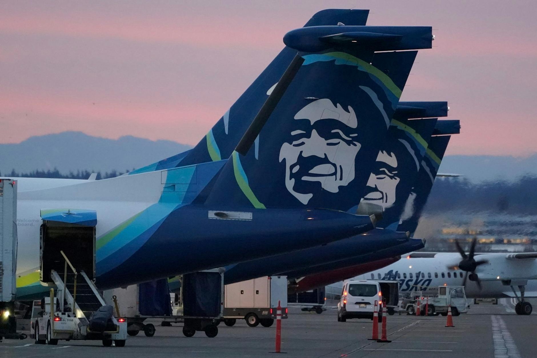 Alaska Airlines prüft nach einem Zwischenfall mit einem Fenster alle Maschinen des Typs Boeing 737-9 Max. (Archivbild)