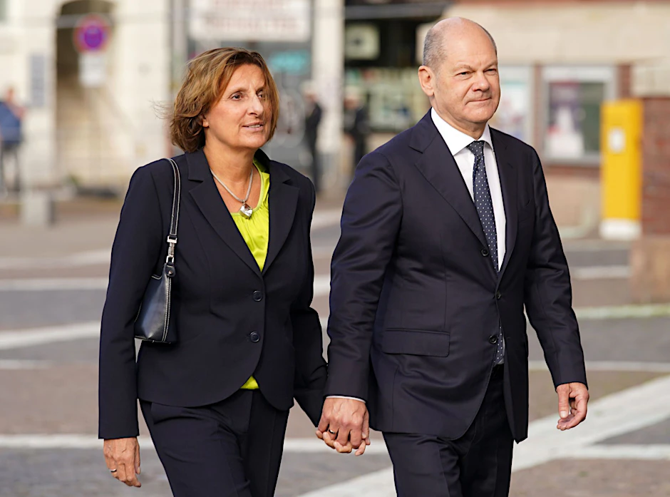 ARCHIV - Bundeskanzler Olaf Scholz (SPD, r) und seine Ehefrau Britta Ernst feierten im Dezember 2023 feierten Silberhochzeit.  