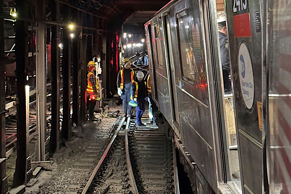 HANDOUT - Bei einem Zusammenstoß zweier U-Bahnen in New York sind mindestens 24 Menschen verletzt worden.  ent/AP/dpa