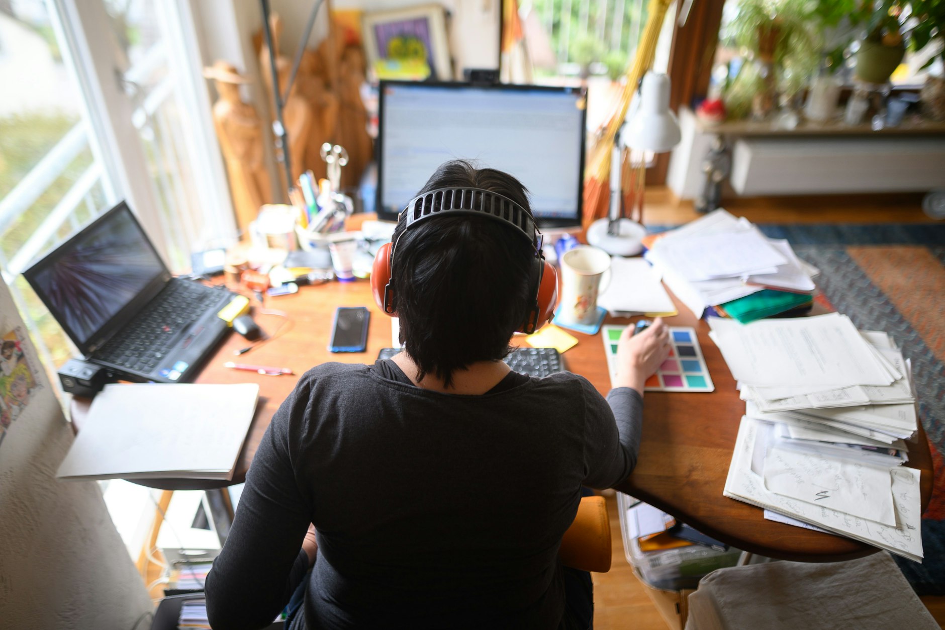 Eine Frau arbeitet im Homeoffice. Ein automatisches Recht darauf haben Arbeitnehmer nicht.