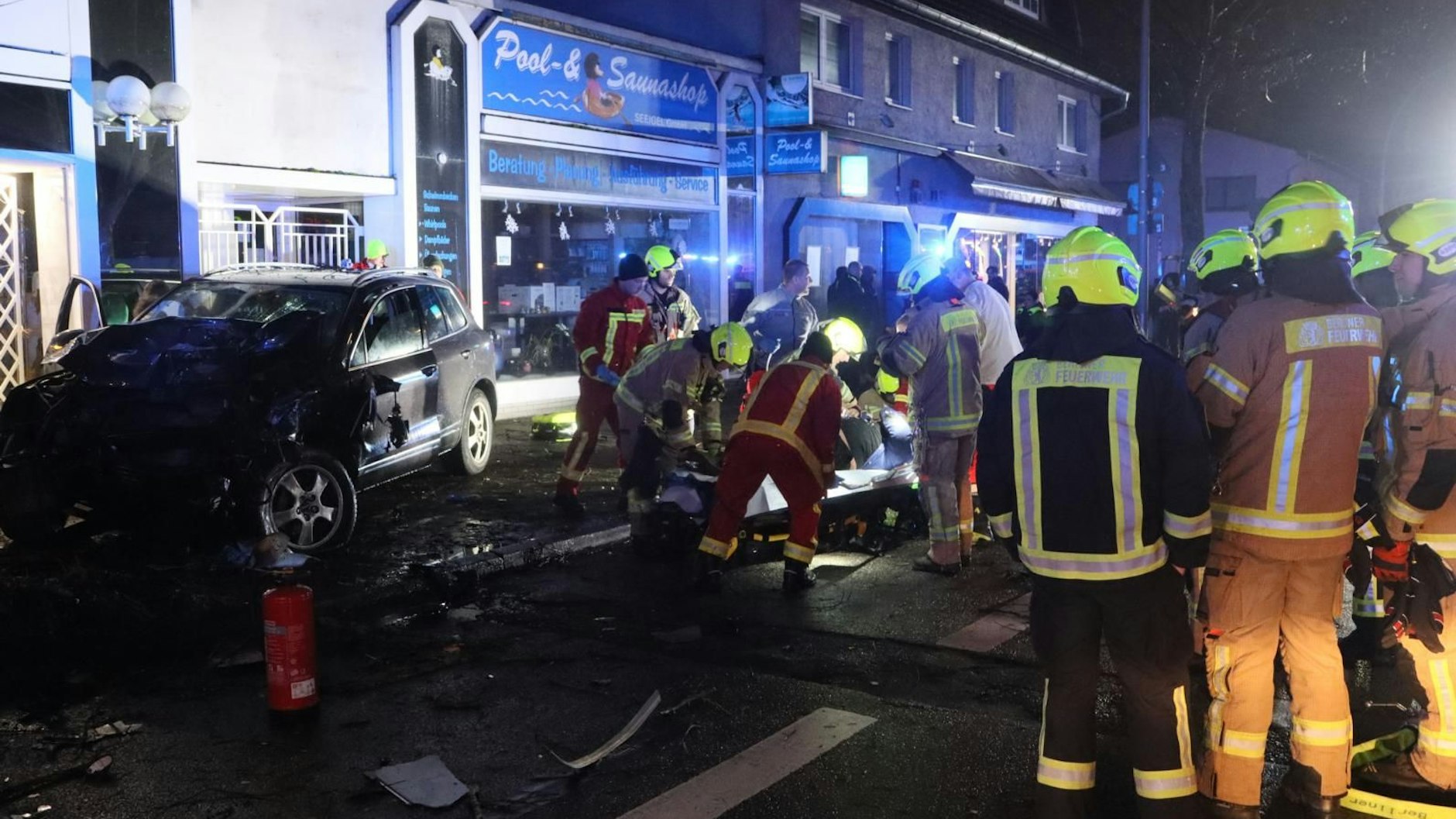 Rettungskräfte kümmern sich um den schwer verletzten Fahrer des VW.
