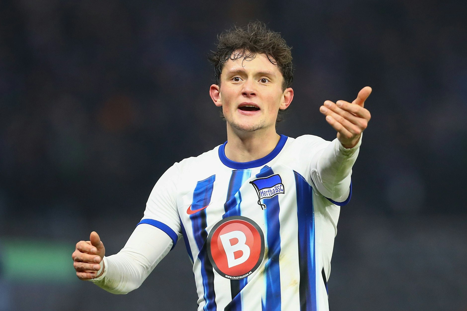 Er kann es selbst nicht fassen. Fabian Reese kann wegen einer Corona-Infektion und schlechten Blutwerten nicht mit in Herthas Trainingslager.