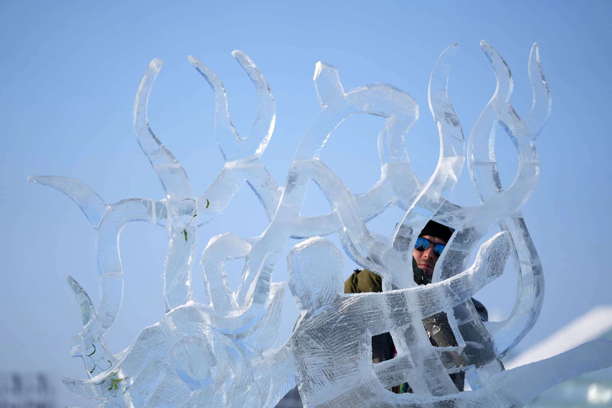 Ein Teilnehmer des Wettbewerbs arbeitet an einer Eisskulptur beim Internationalen Eisskulpturenwettbewerb.  