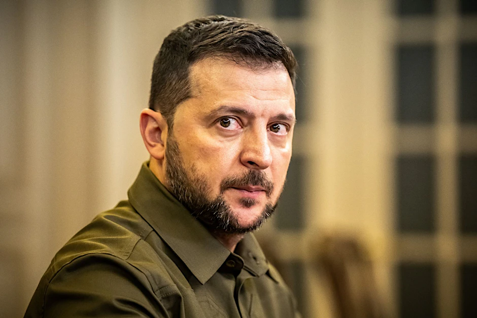 ARCHIV - Wenige Wochen vor Beginn des dritten Kriegsjahres hat der ukrainische Präsident Wolodymyr Selenskyj seinen Soldaten gedankt und ihnen gute Ausrüstung zugesagt (Archivbild).  