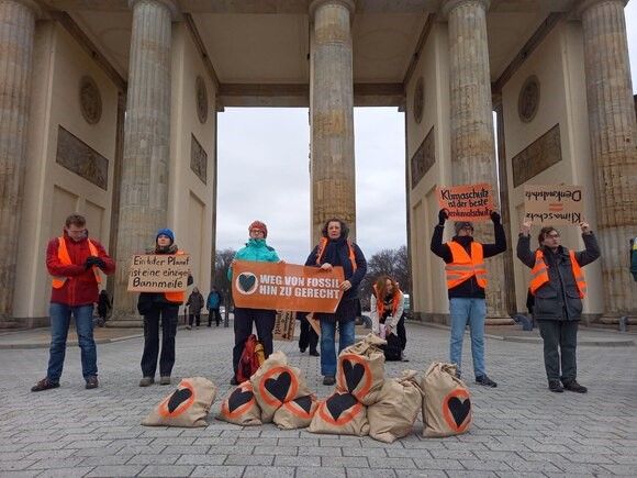 Letzte Generation Protestiert Mit Sandsäcken Vor Brandenburger Tor In ...