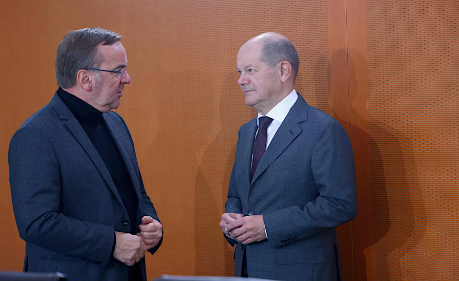 Kanzler Olaf Scholz (re.) im Gespräch mit Boris Pistorius&nbsp;
