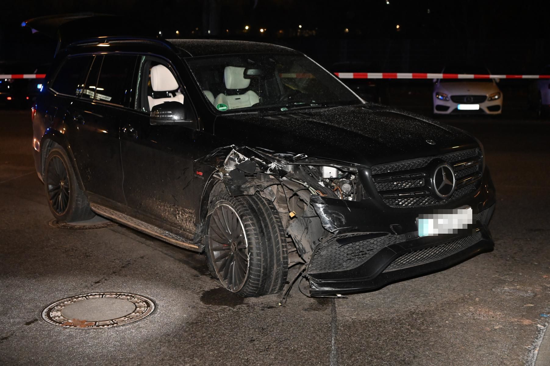 Wilde Jagd auf dem Hohenzollerndamm – Mercedes rammt Streifenwagen weg