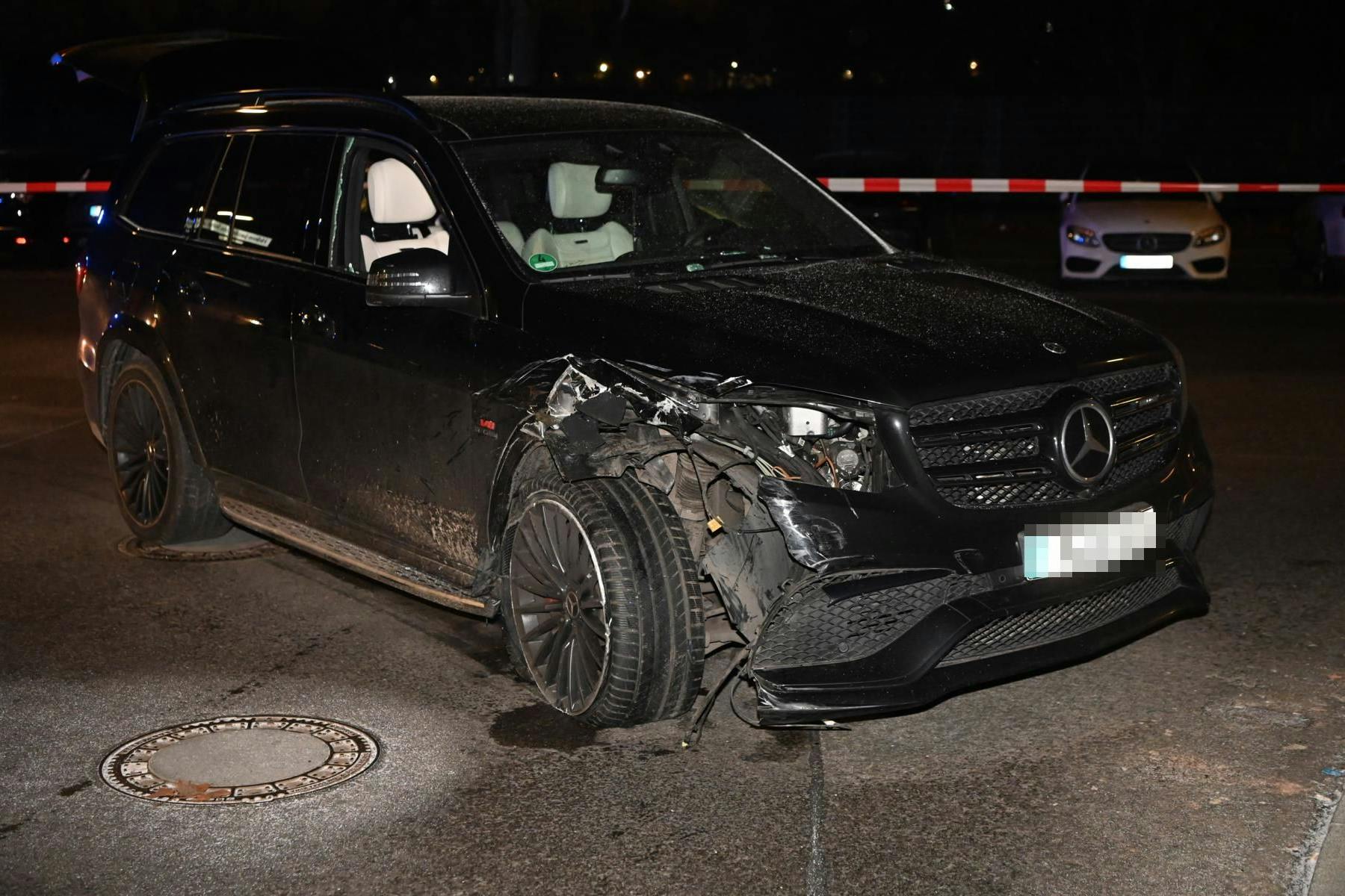 Der Mercedes wurde bei der Flucht schwer beschädigt.