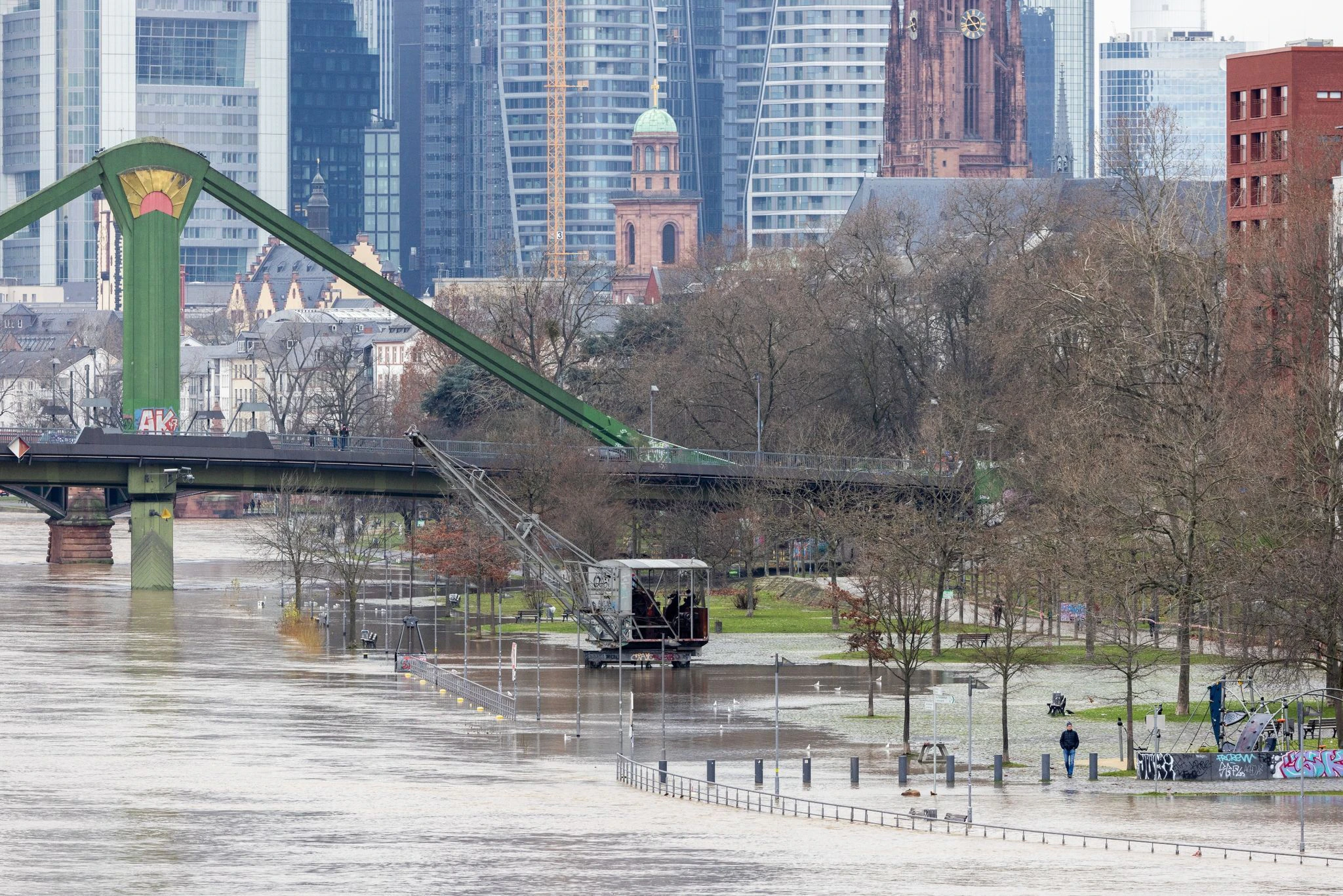 Nach dauerhaften Niederschlägen ist der Main in Frankfurt über die Ufer getreten.  