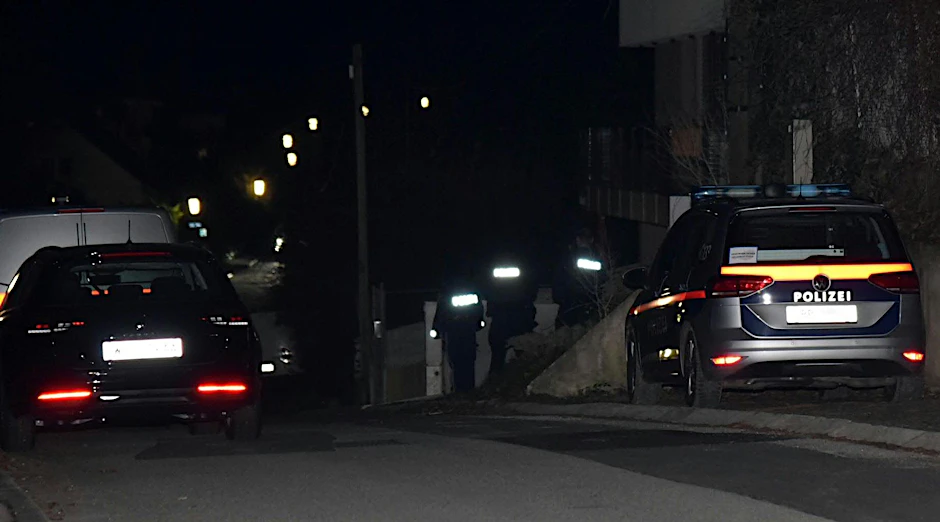 Polizisten stehen auf einer Straße in Österreich.  /dpa