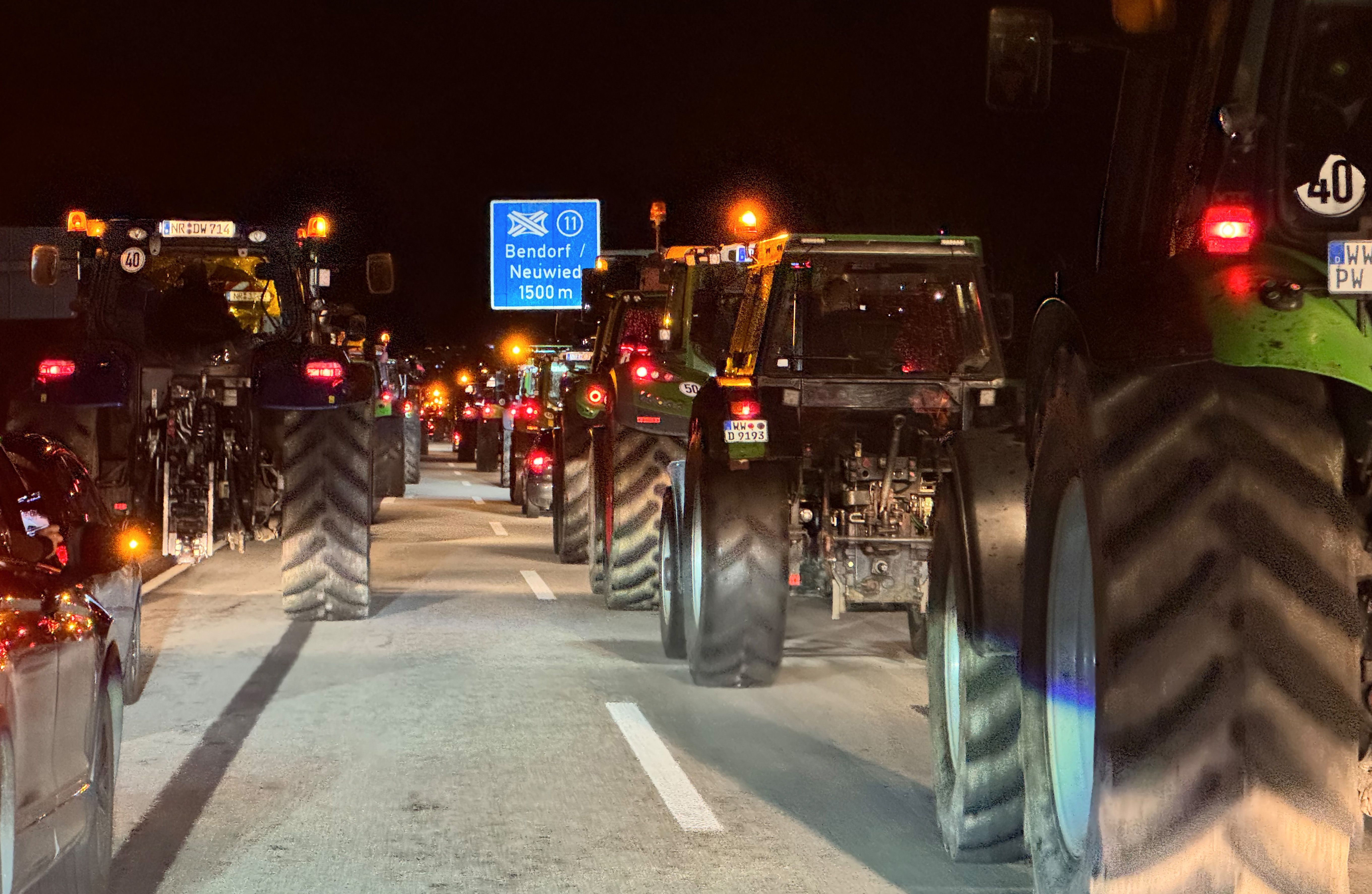 Gerichtsurteil Zu Bauernprotesten: Landwirte Dürfen Autobahn-Auffahrten ...