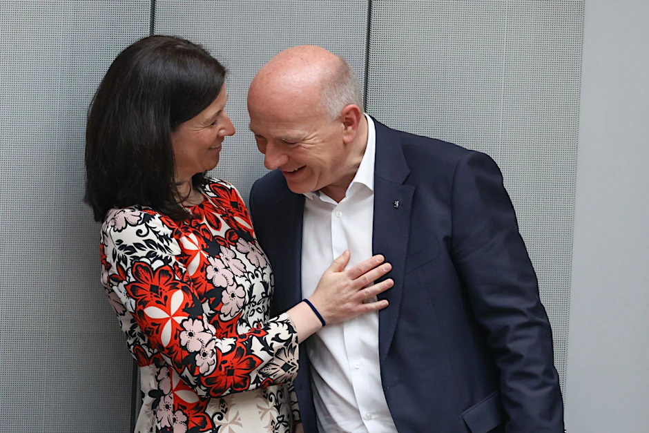 ARCHIV - Bildungssenatorin Katharina Günther-Wünsch und Berlins Regierender Bürgermeister Kai Wegner.  