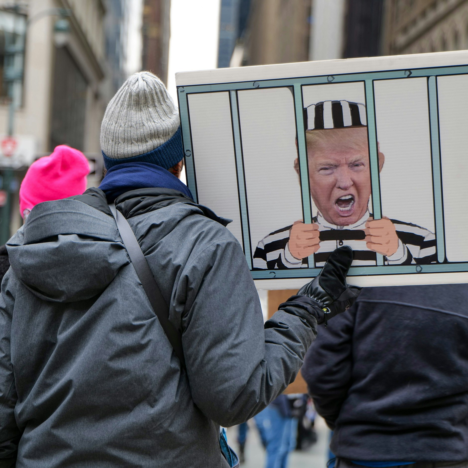 Trump im Knast – so protestieren Trumps Gegner in New York.