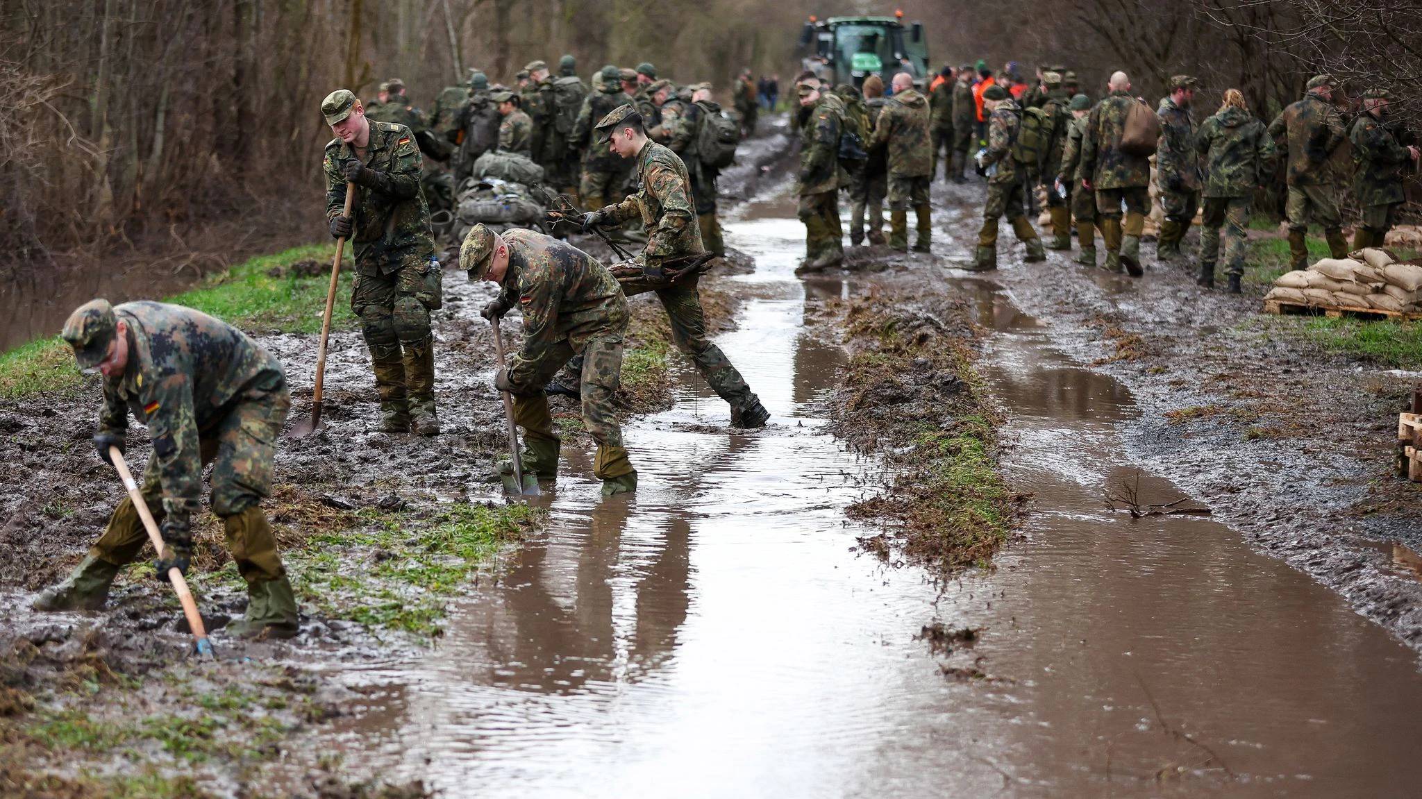 dpatopbilder - Soldatinnen und Soldaten der Bundeswehr sichern einen Deich an der Helme in Sachsen-Anhalt mit Sandsäcken.  