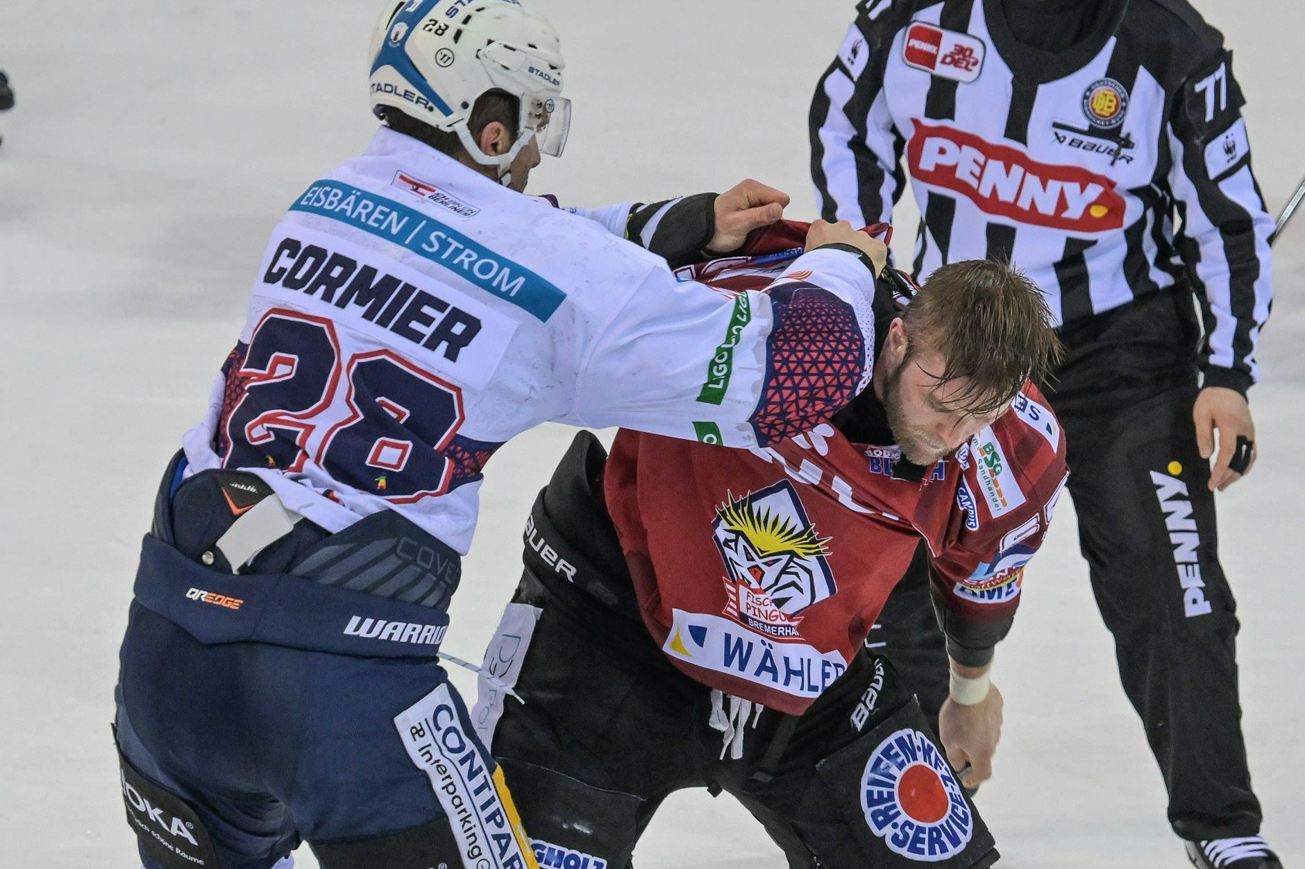 Das einzige Mal, wo die Eisbären in Bremerhaven besser sind: Patrice Cormier (l.) gewinnt beim Boxen gegen Christian Wejse. 
