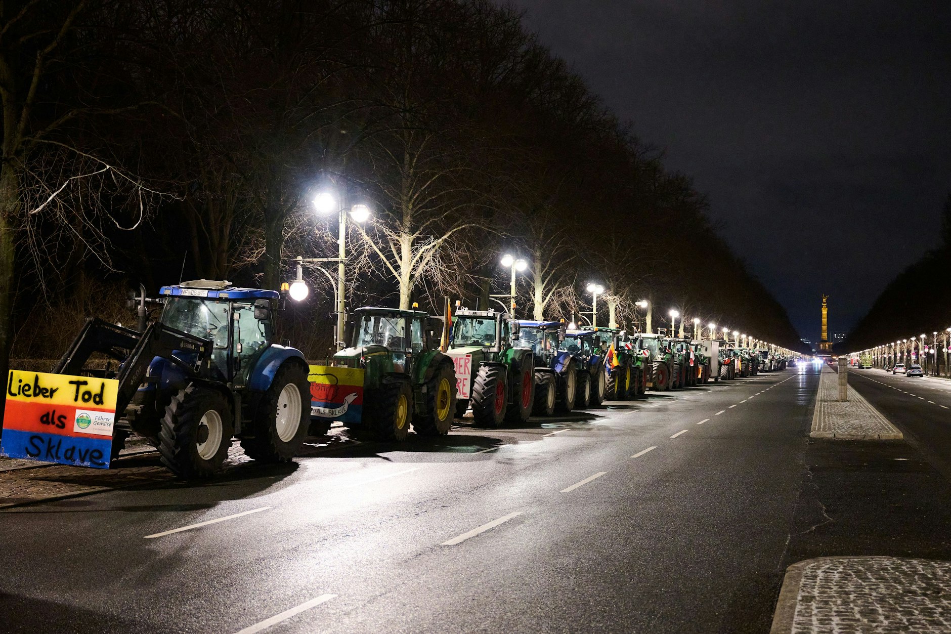 „Lieber Tod als Sklave“: Traktoren stehen am Sonntagabend auf der Straße des 17. Juni in Berlin. Ab 23 Uhr ist hier eine Mahnwache angemeldet.