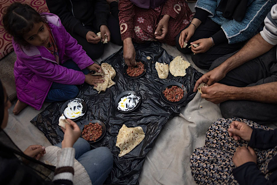 Hilfsorganisationen sprechen von einer drohenden Hungersnot im Gazastreifen. Nach Einschätzung der israelischen Armee gibt es hinlänglich Nahrungsmittel.  