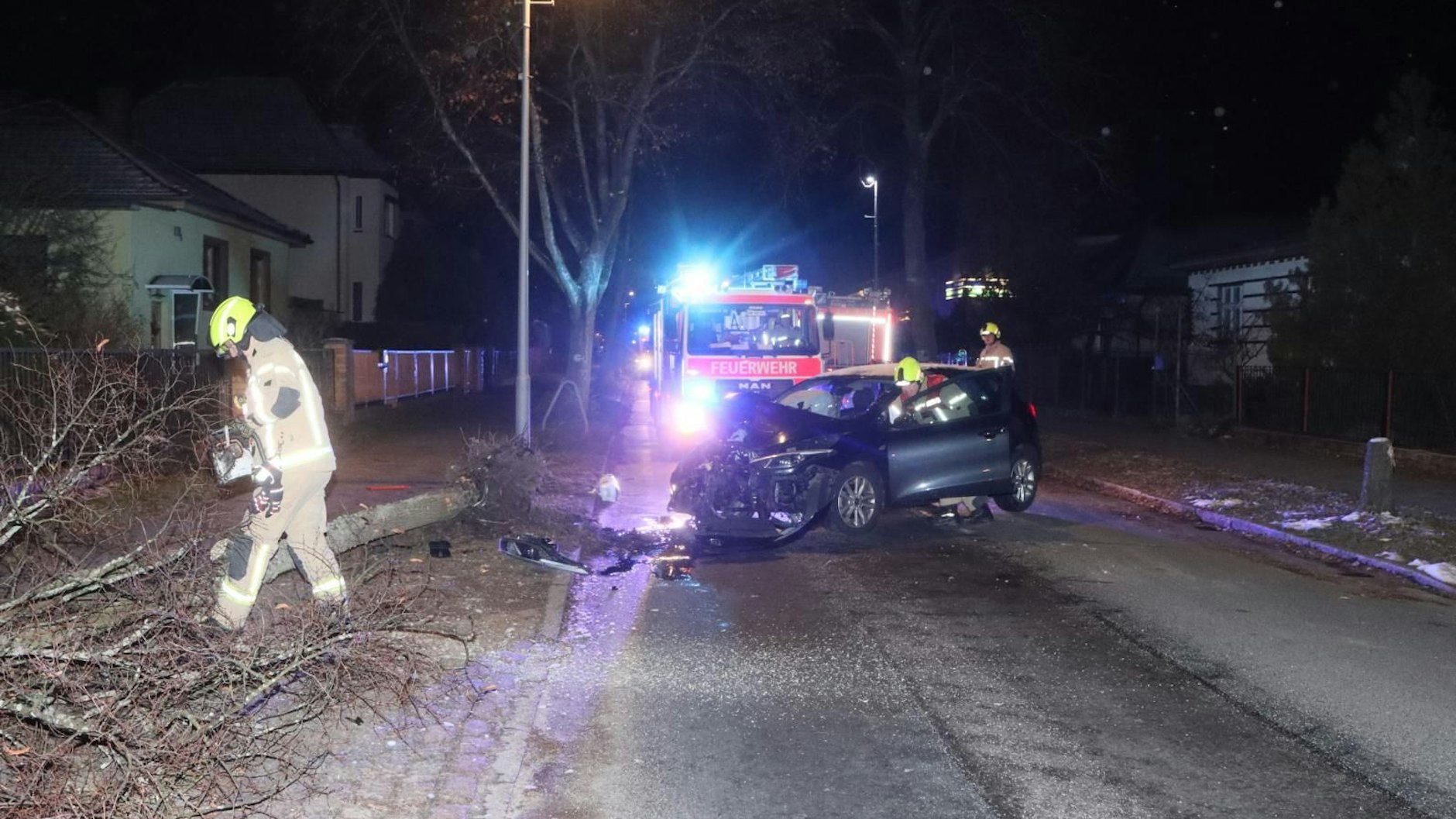 Zerstörter Wagen im Wilhelmsmühlenweg in Kaulsdorf.