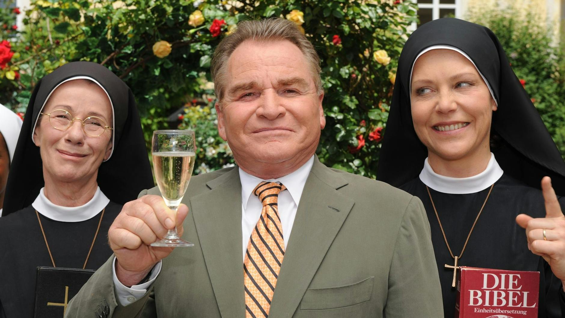 „Um Himmels Willen“: Janina Hartwig (r.) neben Karin Gregorek und Fritz Wepper in ihrer Paraderolle als TV-Nonne.