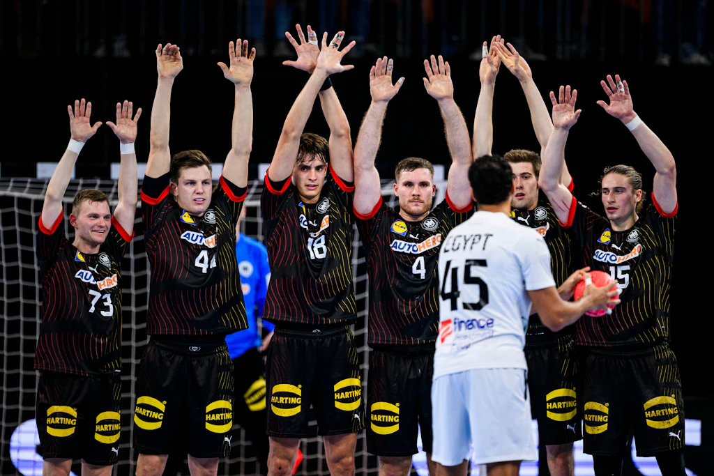 Von Teenie-Schwarm bis Unterwäsche-Model: Timo Kastening stellt das DHB-Team vor