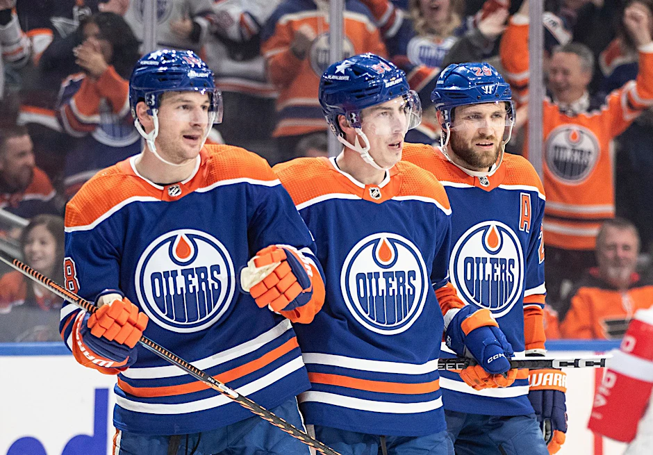 Edmontons Zach Hyman (l-r), Ryan Nugent-Hopkins und Leon Draisaitl feiern ein Tor gegen die Philadelphia Flyers.  /AP/dpa