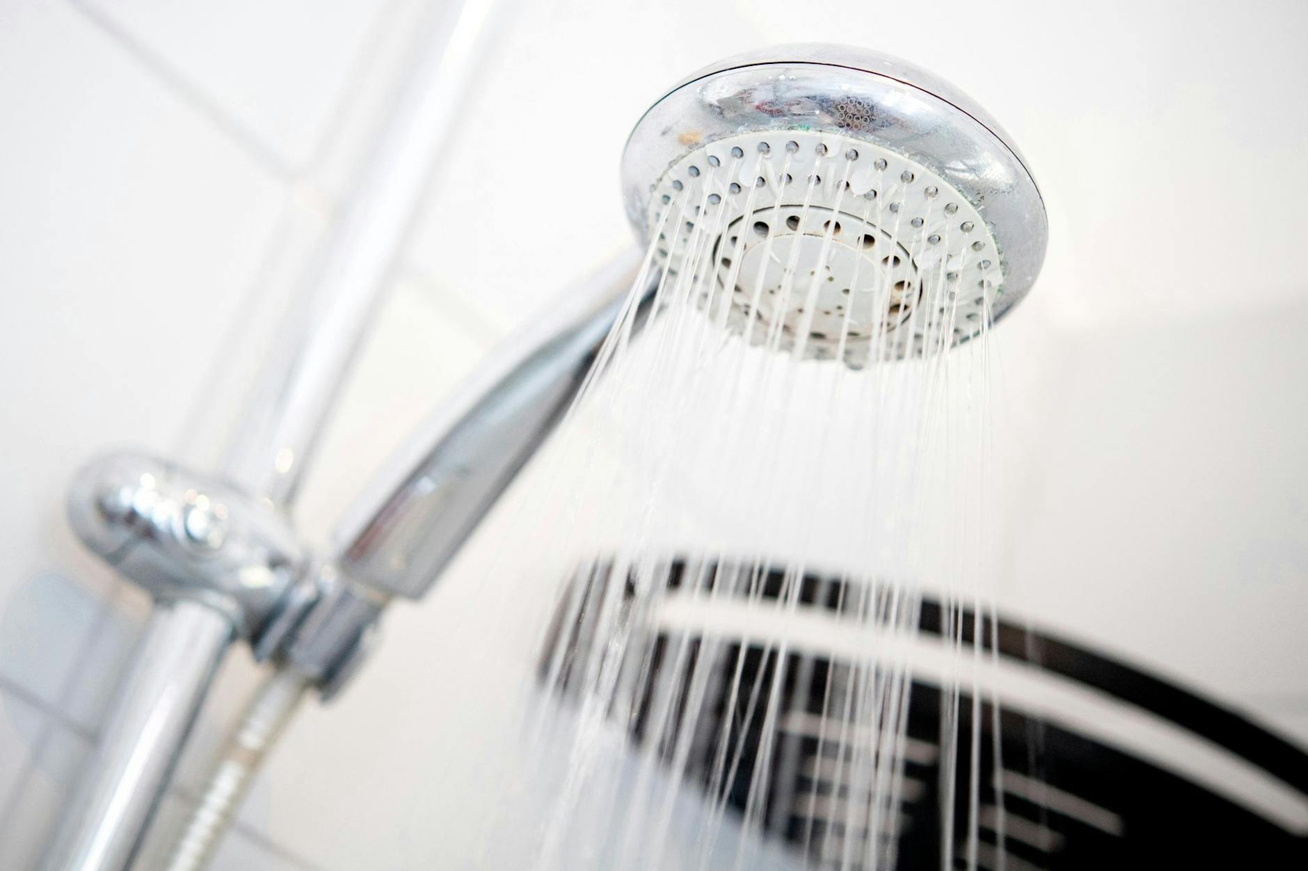 Kälter duschen oder die Heizung runterdrehen? Laut Bundesnetzagentur muss das nicht mehr sein. 