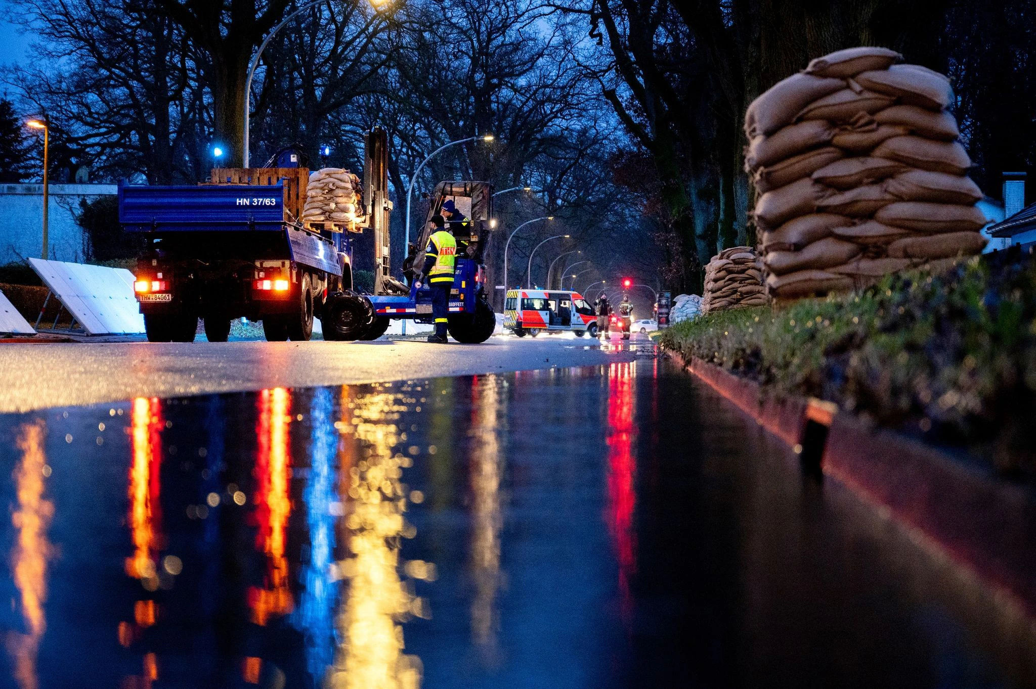 dpatopbilder - Einsatzkräfte des Technischen Hilfswerks (THW) laden in Oldenburg zahlreiche Sandsäcke ab. Ein mobiler Deich soll die Wohngebiete im Stadtteil Bümmerstede vor einem drohenden Hochwasser schützen.  