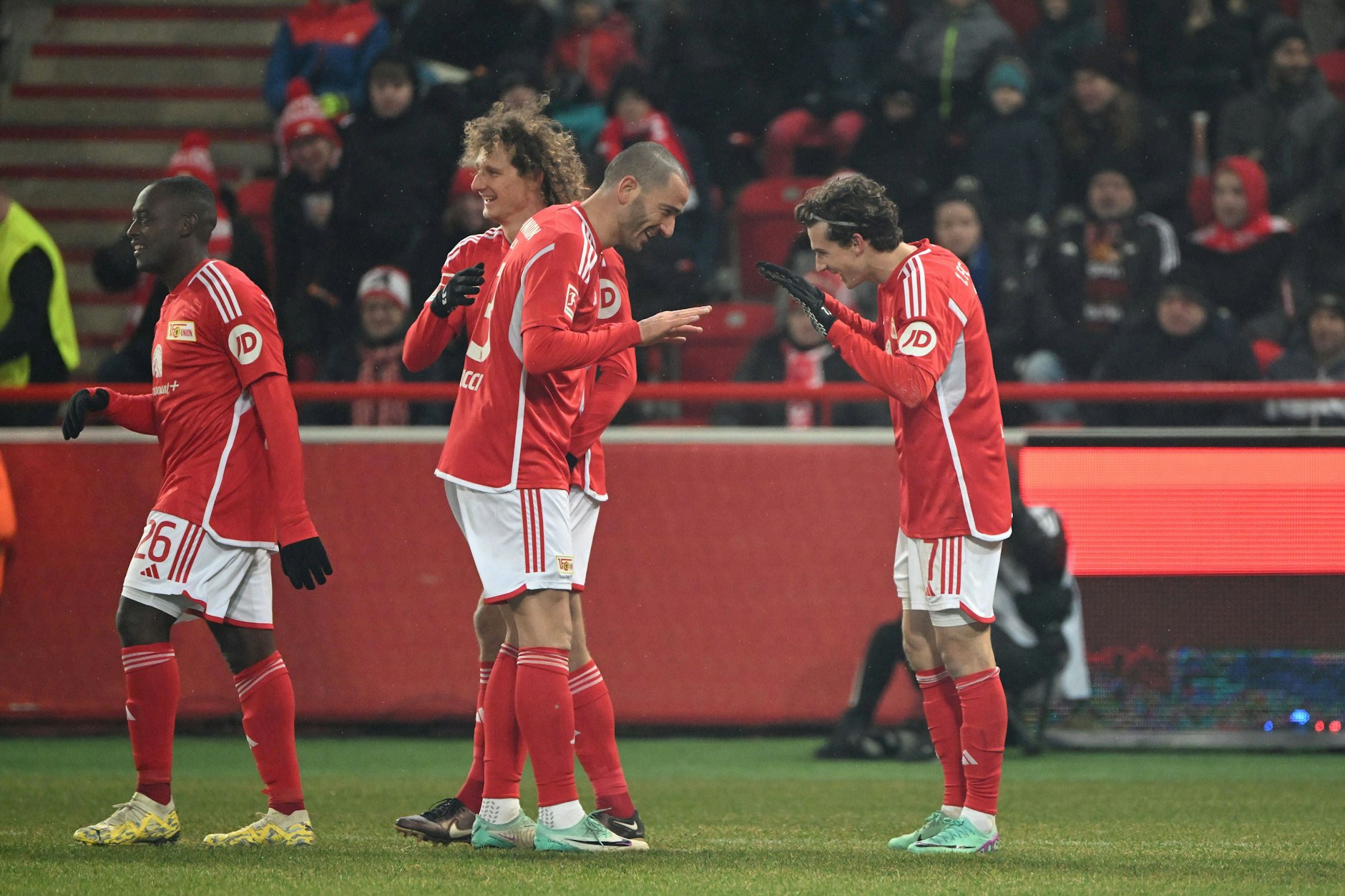 Torschütze Brenden Aaronson (23, r.) bedankt sich bei Vorlagengeber Leonardo Bonucci beim 2:0-Sieg des 1. FC Union gegen Arminia Bielefeld.