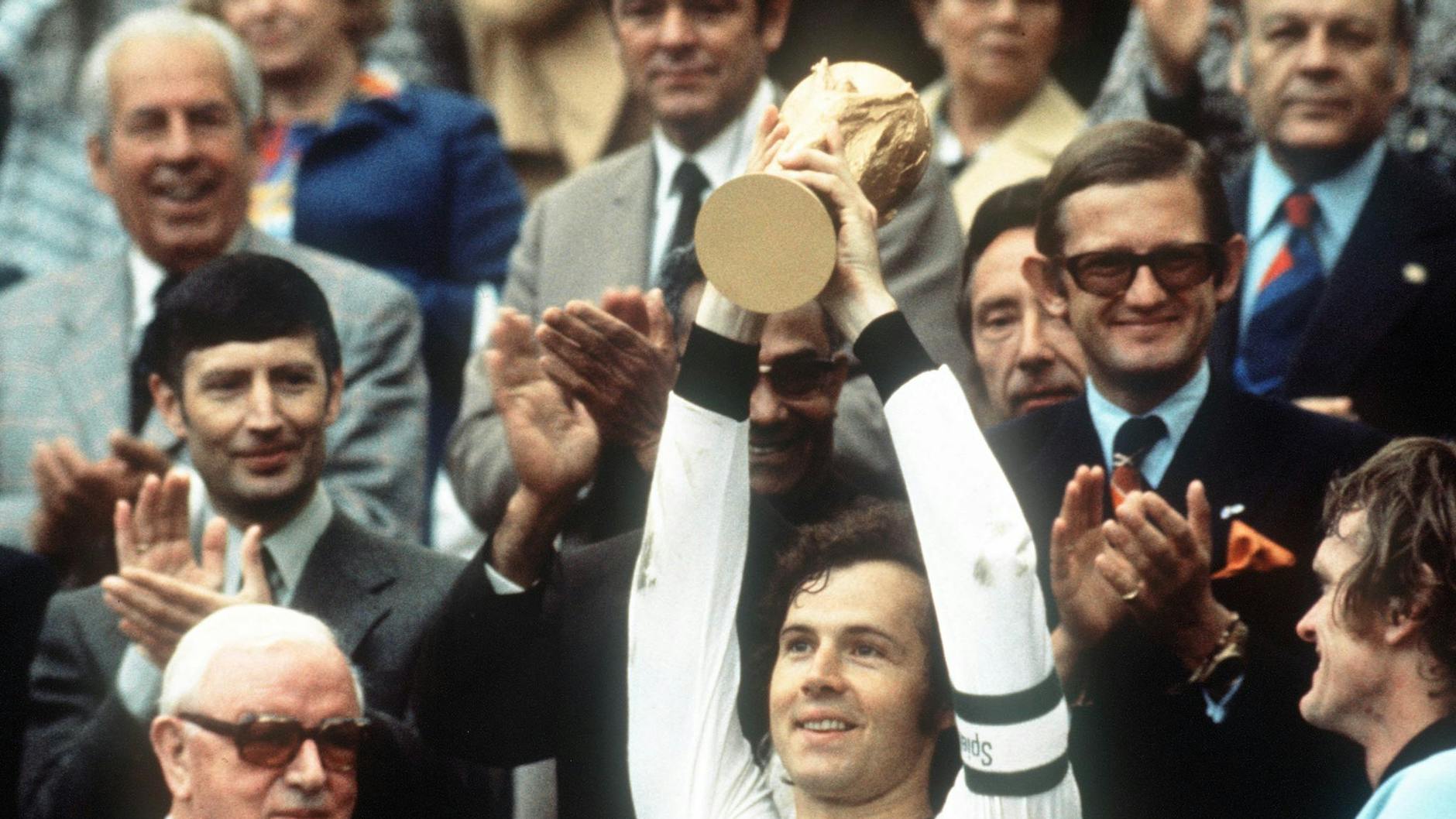 Franz Beckenbauer (M) gewann als Kapitän der DFB-Elf die WM 1974.